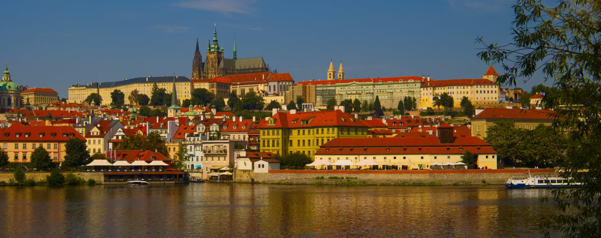 Panorama di Praga vista dal fiume