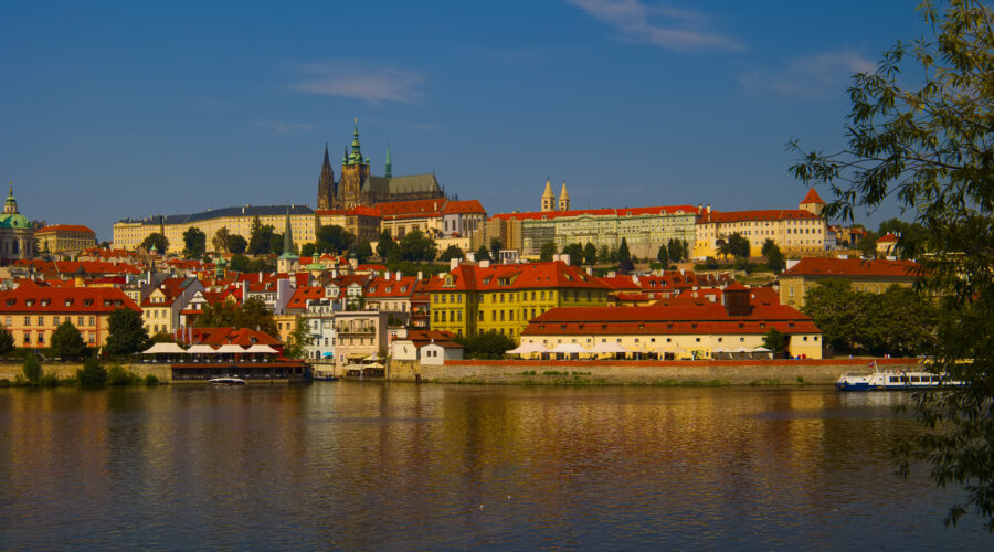 Panorama di Praga vista dal fiume