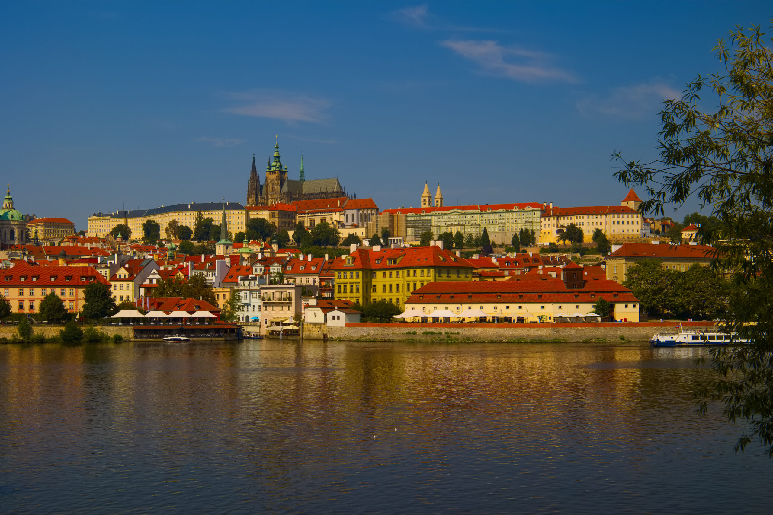 Panorama di Praga vista dal fiume